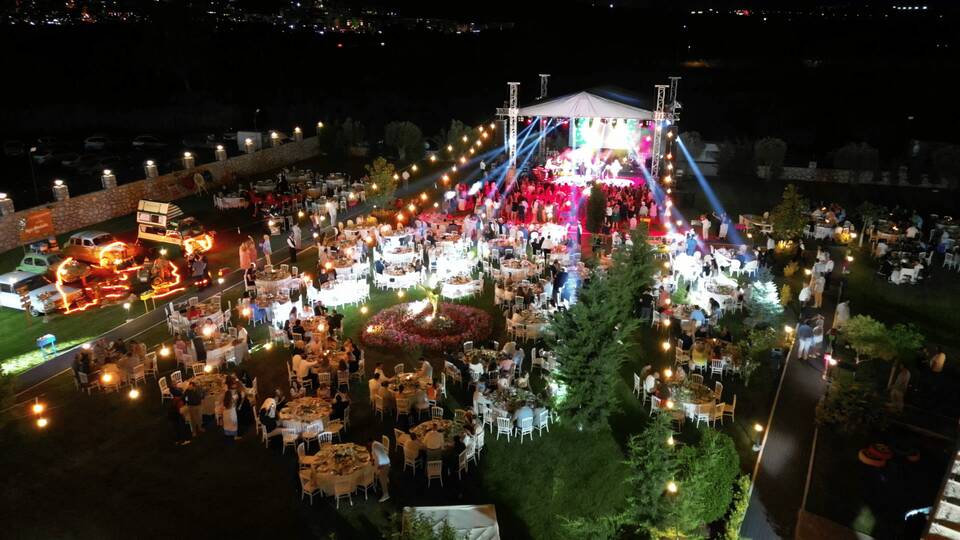 Bursa'da Referans Holding'in yaza merhaba partisinde Işın Karaca rüzgarı 1 Bursa'da Referans Holding'ten yaza merhaba partisi