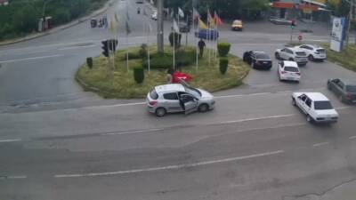 Hatay'ın Dörtyol ilçesinde kavşakta bulunan Türk bayrağı, şiddetli rüzgar nedeniyle