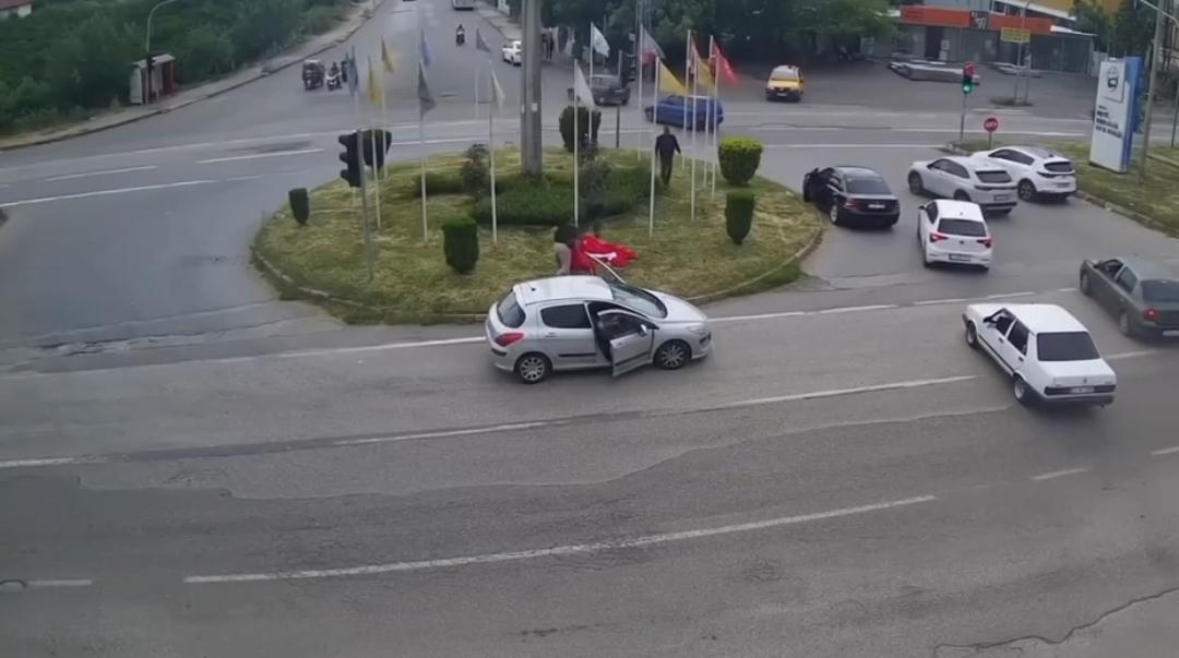 Duygulandıran görüntüler! Türk bayrağını vatandaşlar korudular Hatay'ın Dörtyol ilçesinde kavşakta bulunan Türk bayrağı, şiddetli rüzgar nedeniyle