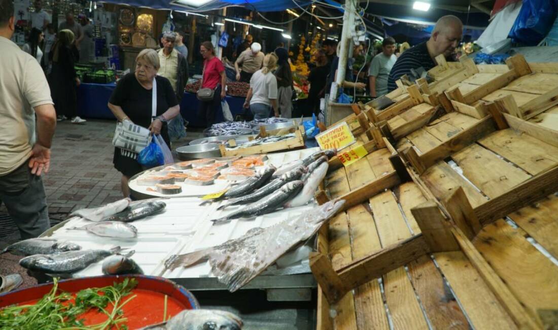 Bursalılar bu ay balığa hücum etti! İşte tarihi pazardaki balık fiyatları… Bursa’nın tarihi ve köklü alışveriş noktalarından biri olan Tuz Pazarı’nda