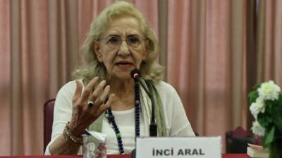 Nilüfer Belediyesi’nin düzenlediği söyleşide konuşan yazar İnci Aral, Türkiye’nin kanayan