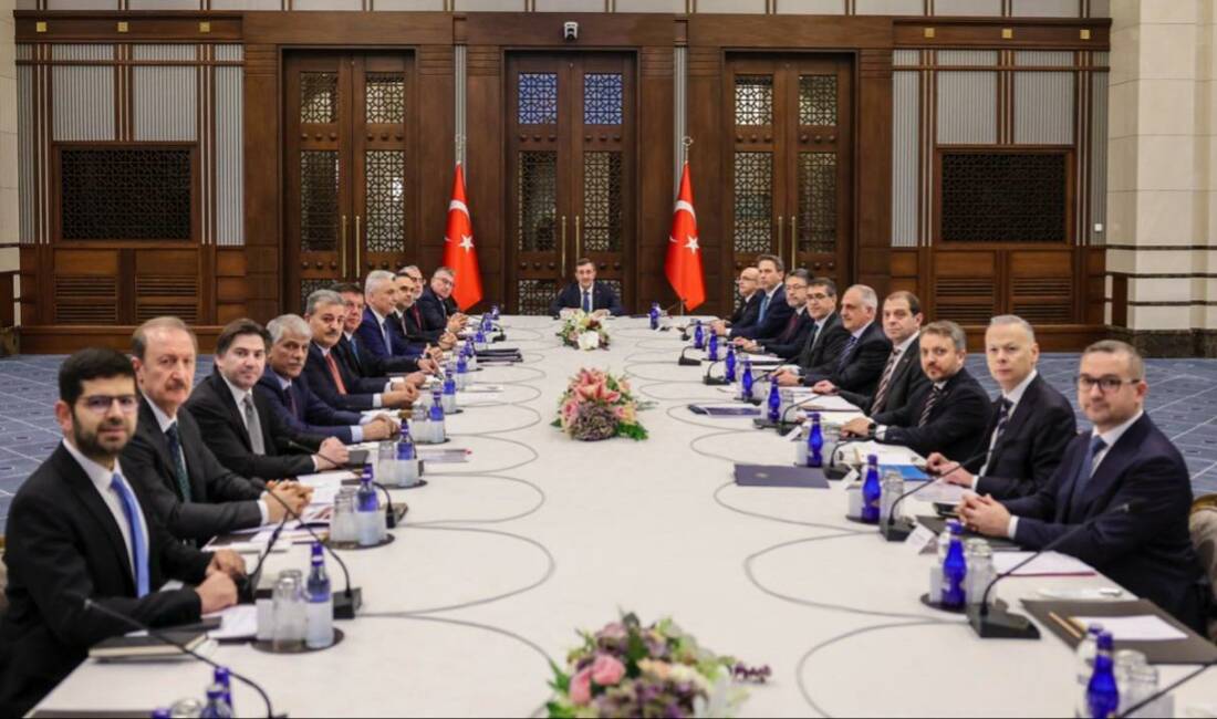 Ekonomi yönetimi toplandı Ekonomi Koordinasyon Kurulu (EKK), Cumhurbaşkanı Yardımcısı Cevdet Yılmaz başkanlığında toplandı.