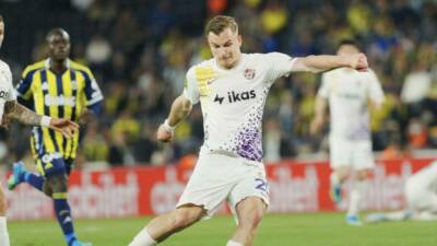 Bursaspor’un, Süper Lig ekibi Eyüpspor’la sözleşmesini fesheden 23 yaşındaki orta