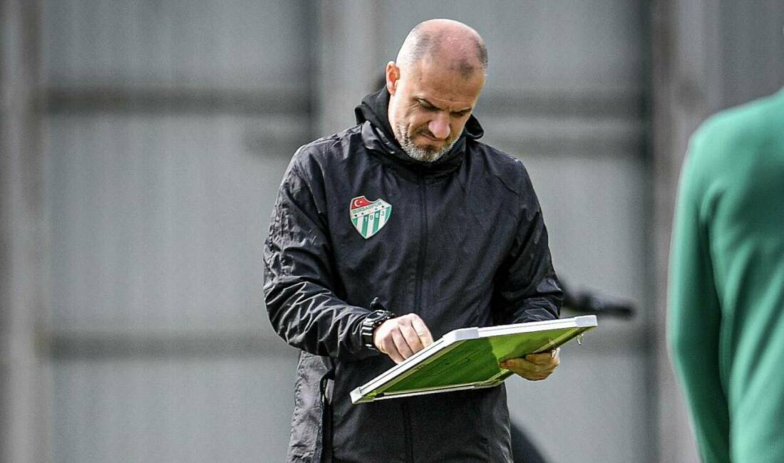 Tüm mesaisini Özlüce'de geçiren Teknik Direktör Mustafa Er, ekibiyle birlikte