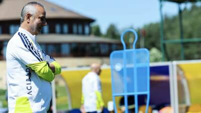 Fenerbahçe Teknik Direktörü İsmail Kartal, sarı-lacivertlilerin yeni sezon hazırlıkları kapsamında