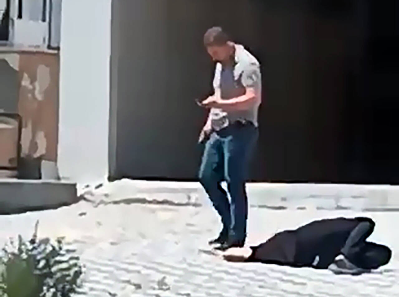 emekli polis oglunu oldurup cesedi basinda bekledi 89a757e1c8e0