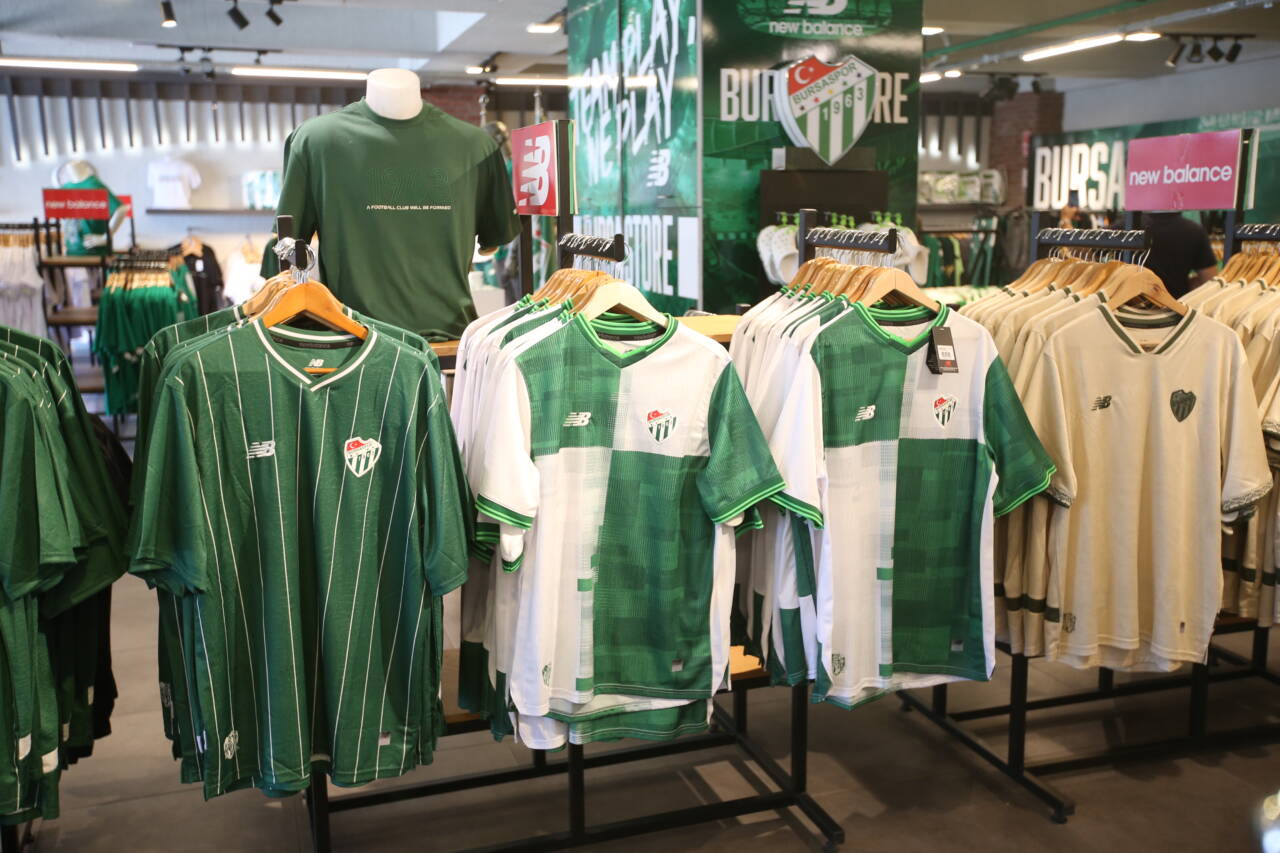 Bursaspor'un yeni formaları kapış kapış! 3 emre2550