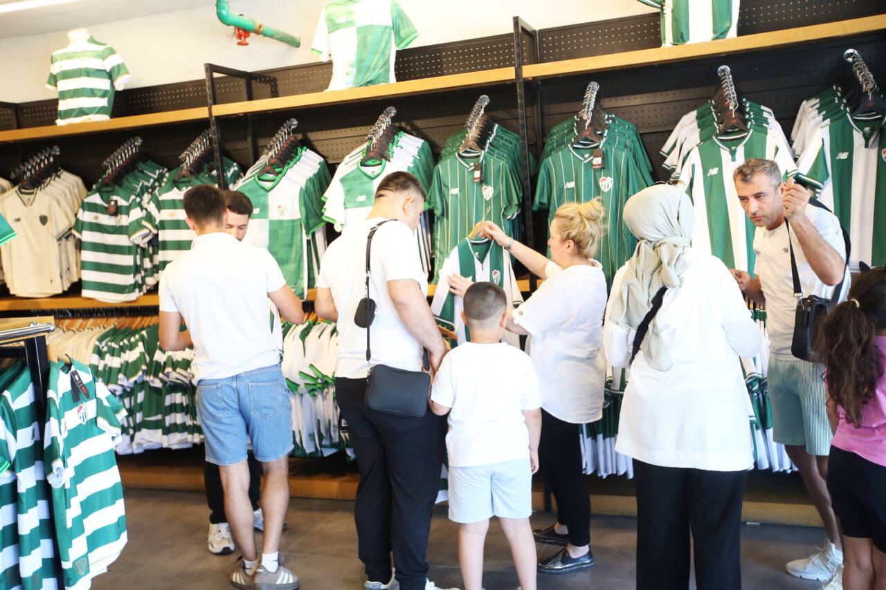 Bursaspor'un yeni formaları kapış kapış! 4 emre2584