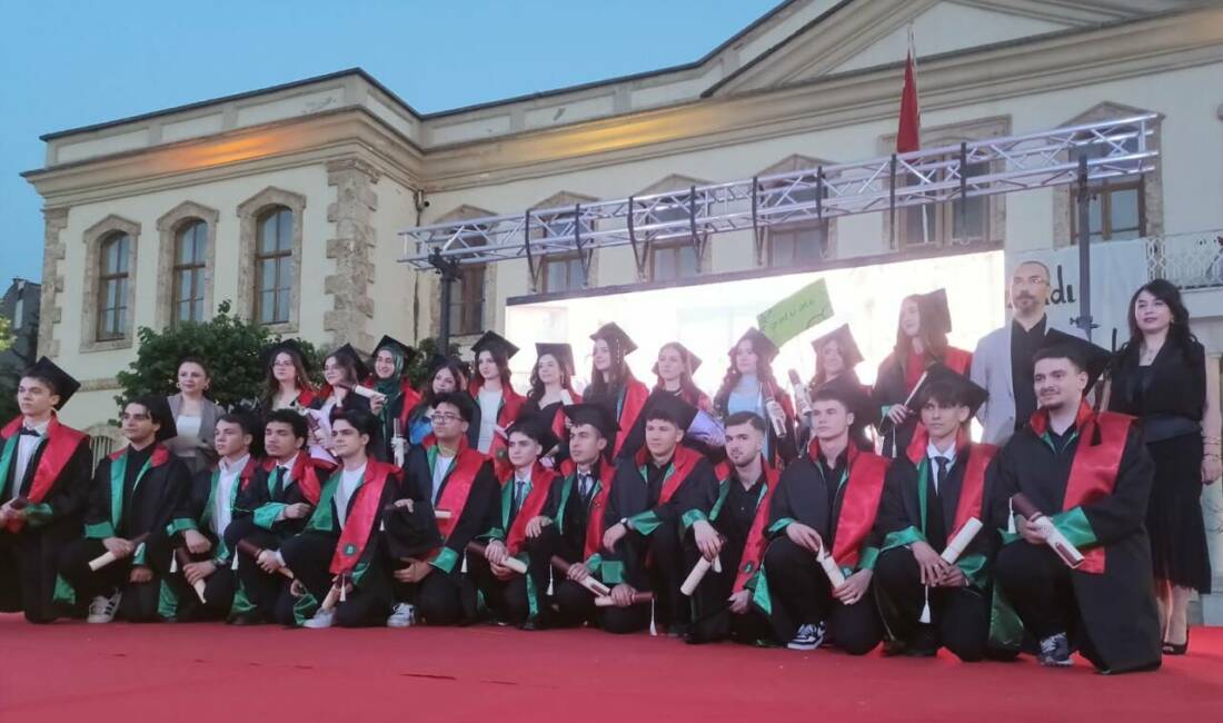 Bursa’nın Mekteb-i Sultanisi Erkek Lisesi’nin kuruluşunun 143. yılında düzenlenen mezuniyet