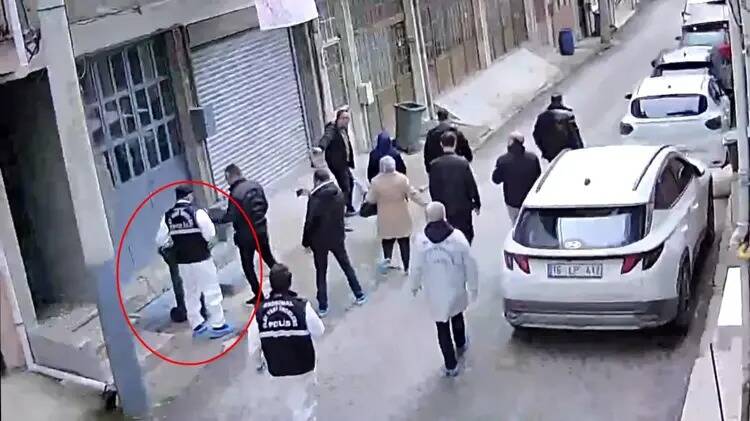 Bursa'da korkunç cinayette kan donduran ayrıntılar! 2 esinin cesedini nacakla 15 parcaya bolen kadin kan sicramasin diye etrafa poset sermis 60f5f34983f8