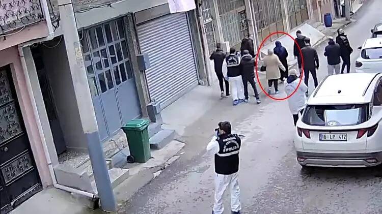 Bursa'da korkunç cinayette kan donduran ayrıntılar! 3 esinin cesedini nacakla 15 parcaya bolen kadin kan sicramasin diye etrafa poset sermis 6e8f5ad650ae