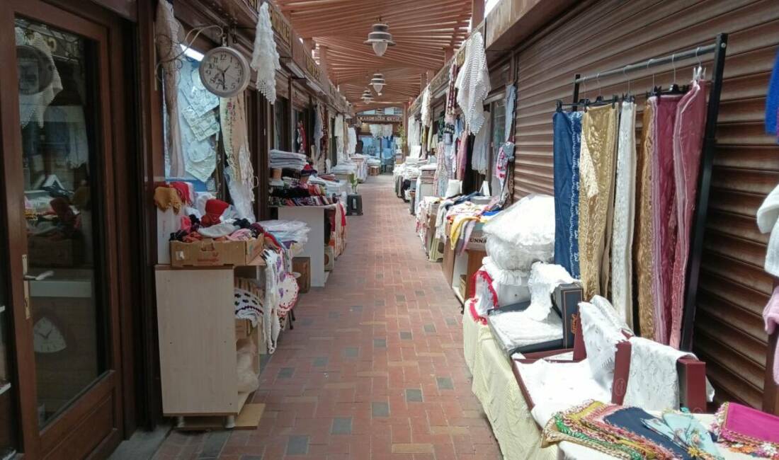 Bursa Heykel’deki köylü pazarı esnafı ilgisizlikten dertli Bursa'nın Heykel'de bulunan Nilüfer Köylü Pazarı esnafı altyapı sorunları ve
