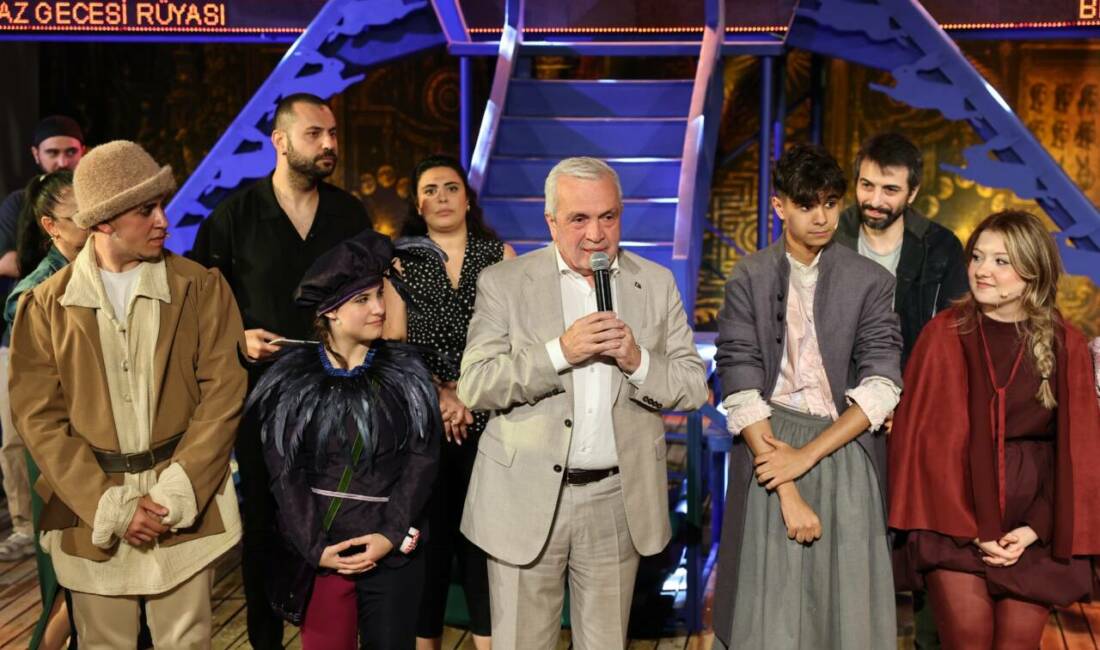 Genç NKT’den muhteşem performans Genç NKT oyuncuları, William Shakespeare’in kaleme aldığı “Bir Yaz Gecesi