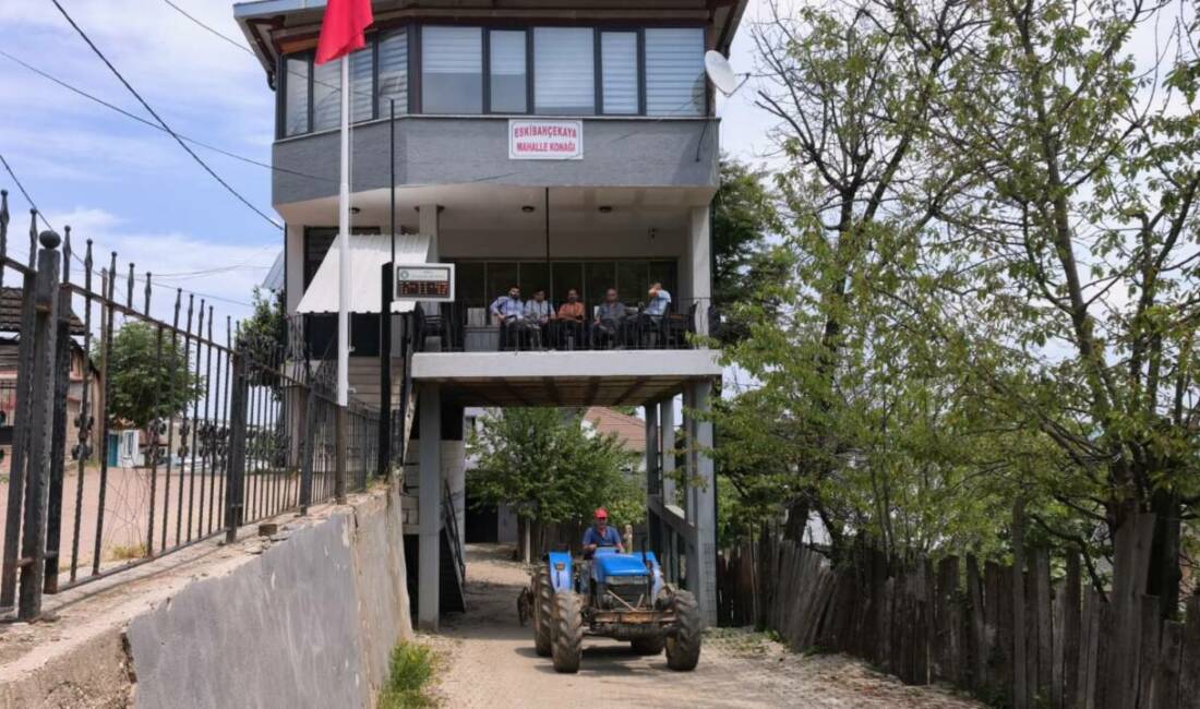 Bursa’da gören bir daha bakıyor! Türkiye’de sadece 2 tane var Bursa)’nın İnegöl ilçesinde iki kırsal mahalleyi birbirine bağlayan yolun üzerine