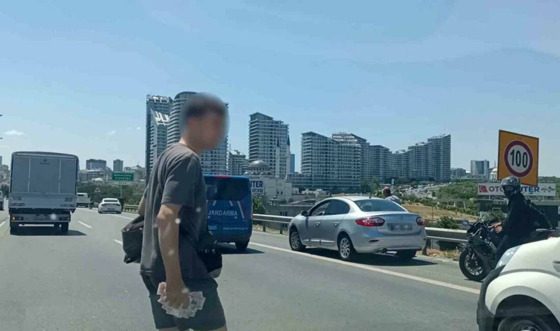 Görenler şaşkına döndü! Yolda herkes para topladı İstanbul Bağcılar TEM Otoyolu’nda yere düşen motosikletli kuryenin üzerindeki paralar