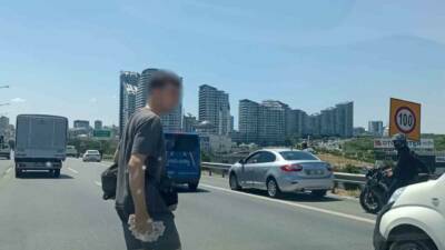 İstanbul Bağcılar TEM Otoyolu’nda yere düşen motosikletli kuryenin üzerindeki paralar