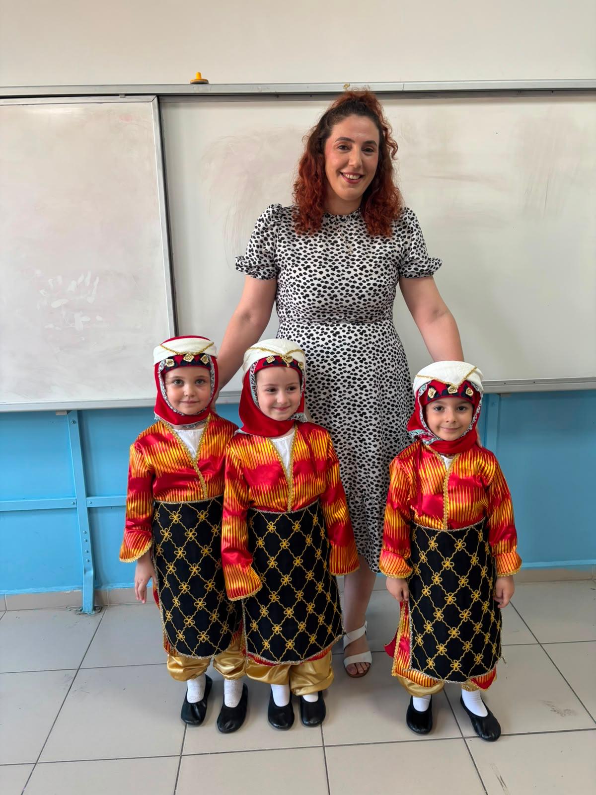 Bursa Gülhabar Hatun Anaokulu'nun miniklerinden yöresel gösteri 1 gulbahar hatun