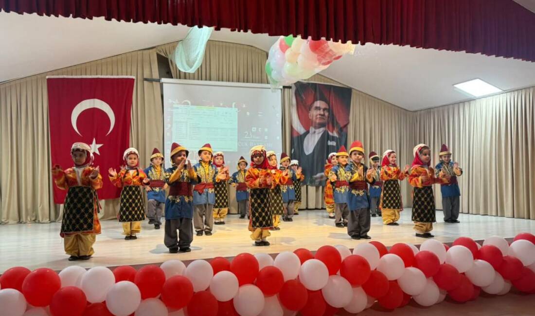 Bursa Gülhabar Hatun Anaokulu’nun miniklerinden yöresel gösteri Gülbahar Hatun Anaokulu öğrencileri, gerçekleştirdikleri yıl sonu gösterisiyle büyük beğeni