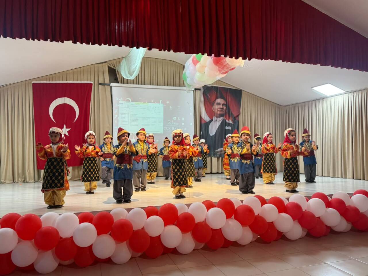 Bursa Gülhabar Hatun Anaokulu'nun miniklerinden yöresel gösteri 3 gulbahar hatun2