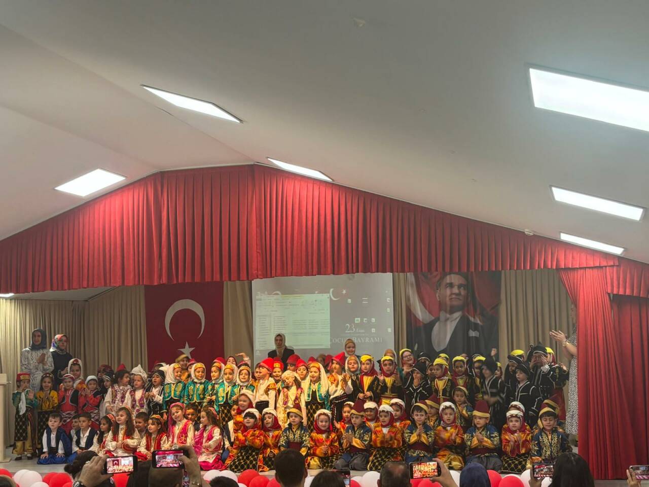 Bursa Gülhabar Hatun Anaokulu'nun miniklerinden yöresel gösteri 2 gulbahar hatun3