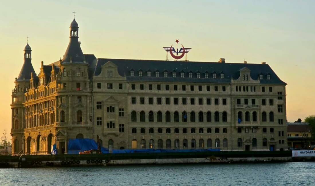 Haydarpaşa Garı yıllar sonra yeniden ortaya çıktı Haydarpaşa Garı'nda yürütülen kapsamlı restorasyon çalışmalarında önemli bir eşik aşıldı;