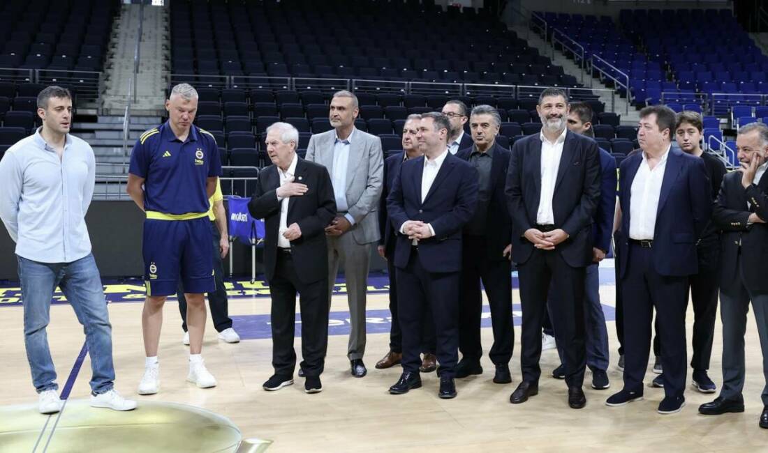 Fenerbahçe Başkanı Yıldırım’dan basketbol takımına moral ziyareti Başkan Aziz Yıldırım ve yönetim kurulu üyeleri, Fenerbahçe Beko Erkek