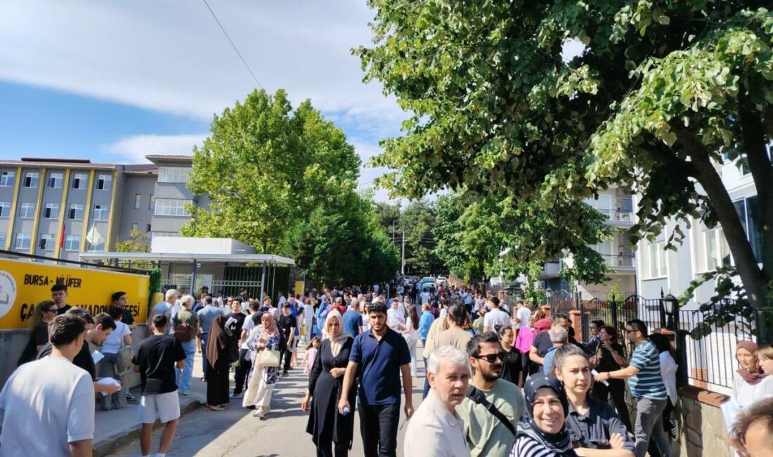 Bursa’da zamanla yarıştılar! Binlerce öğrenci hayalleri için ter döktü… Yükseköğretim Kurumları Sınavı'nın (YKS) ilk oturumu olan Temel Yeterlilik Testi