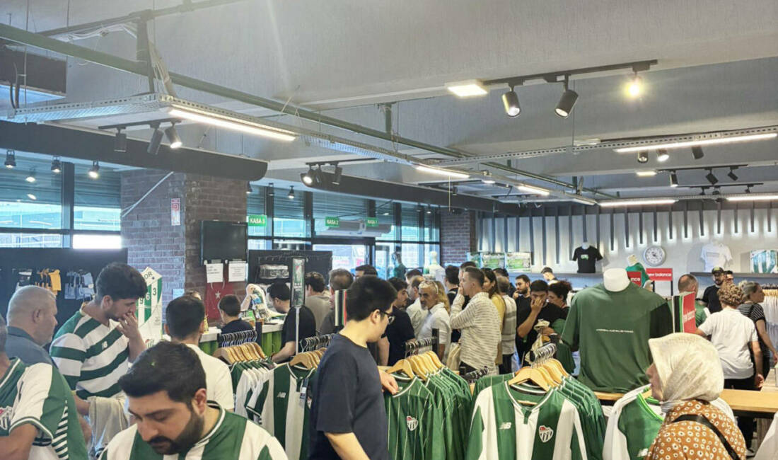 Bursaspor’un yeni formaları kapış kapış! Bursaspor’un dün satışa çıkan yeni sezon formalarına yeşil beyazlı taraftarlar