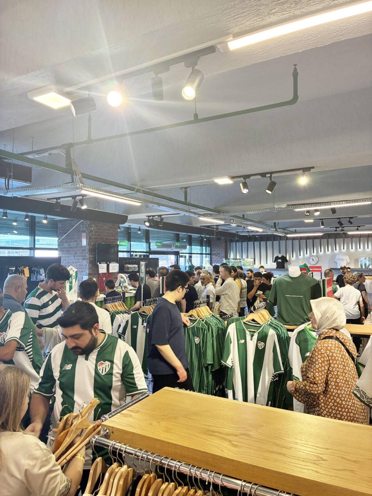 Bursaspor'un yeni formaları kapış kapış! 12 img6008