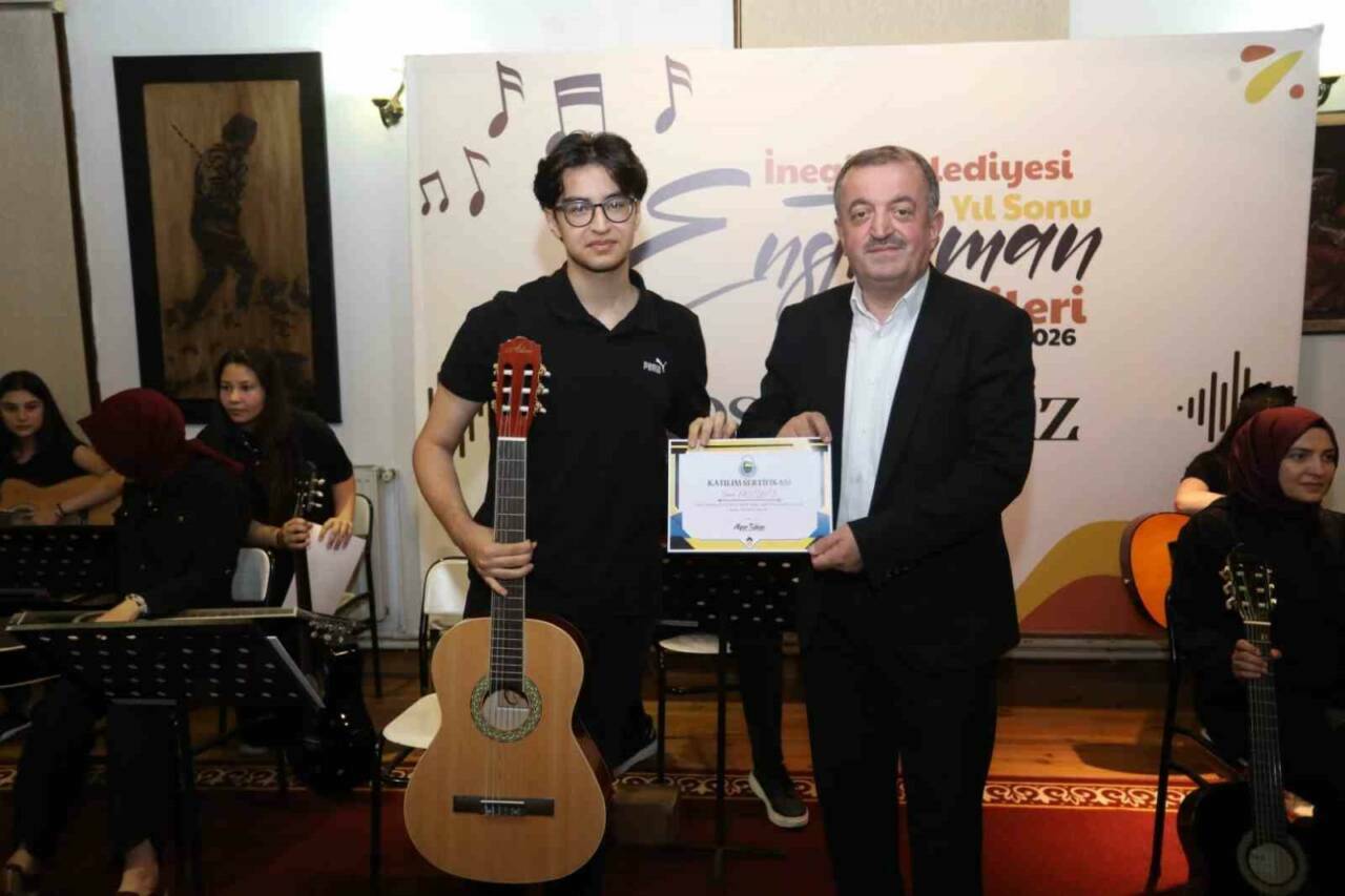 İnegöl Belediyesi’nin gitar kursu kursiyerleri sertifikalarını aldı 6 inegol belediyesinin gitar kursu kursiyerleri sertifikalarini aldi 2c37f448b177