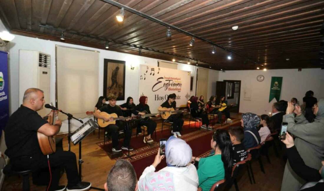 İnegöl Belediyesi’nin gitar kursu kursiyerleri sertifikalarını aldı İnegöl Belediyesi’nin düzenlediği enstrüman kurslarında 8 aylık eğitim sürecini tamamlayan