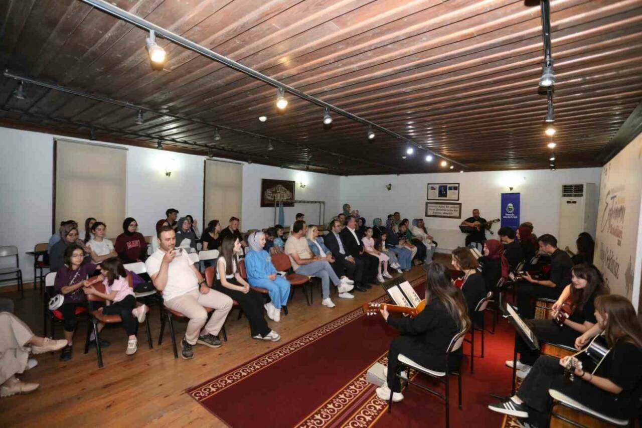 İnegöl Belediyesi’nin gitar kursu kursiyerleri sertifikalarını aldı 2 inegol belediyesinin gitar kursu kursiyerleri sertifikalarini aldi 3ba03281e6fb