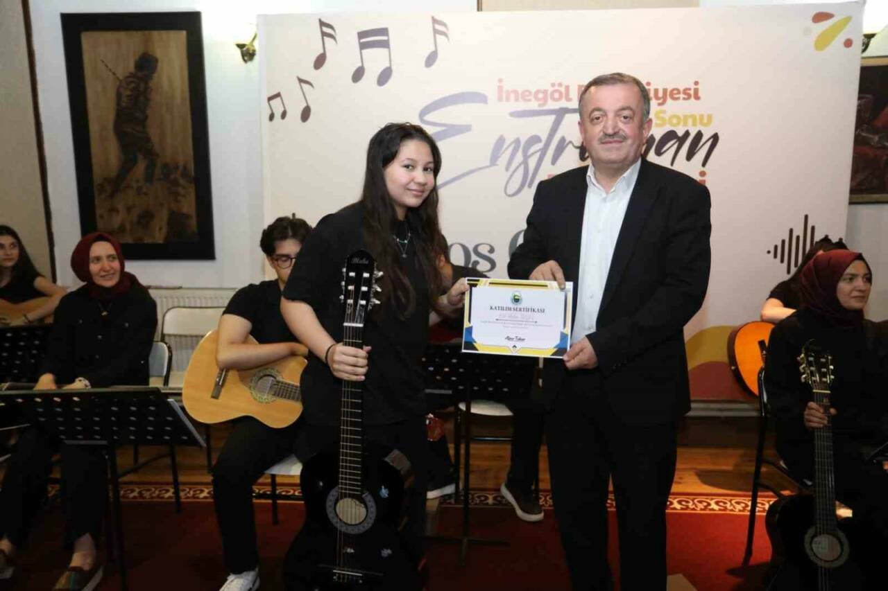 İnegöl Belediyesi’nin gitar kursu kursiyerleri sertifikalarını aldı 5 inegol belediyesinin gitar kursu kursiyerleri sertifikalarini aldi 4df4f856edc3