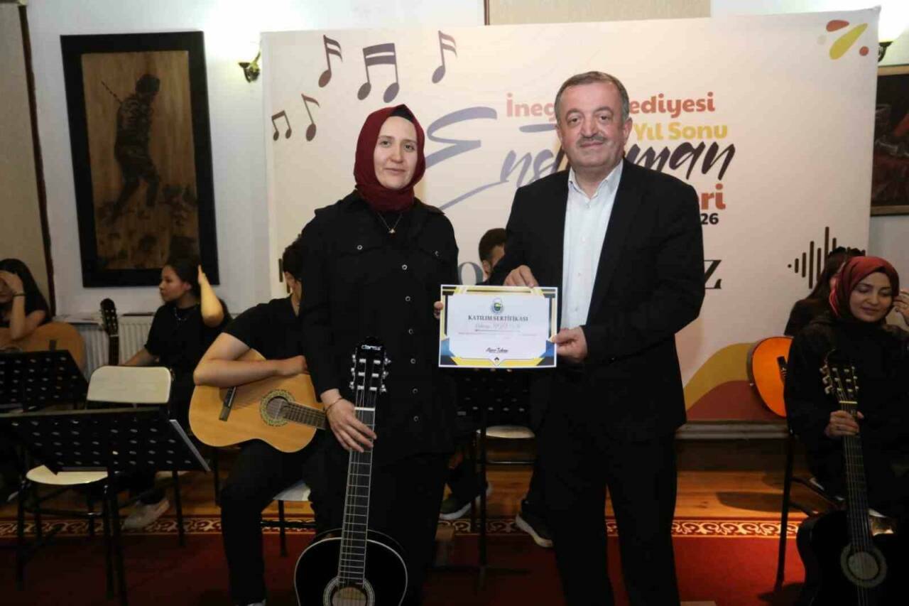 İnegöl Belediyesi’nin gitar kursu kursiyerleri sertifikalarını aldı 4 inegol belediyesinin gitar kursu kursiyerleri sertifikalarini aldi 9a5edfd14808