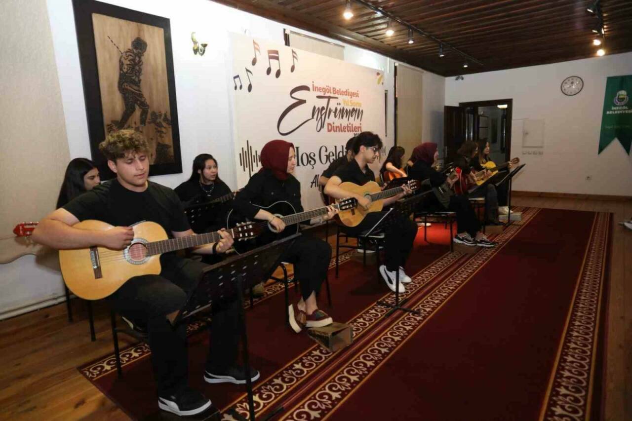 İnegöl Belediyesi’nin gitar kursu kursiyerleri sertifikalarını aldı 1 inegol belediyesinin gitar kursu kursiyerleri sertifikalarini aldi a89284214294