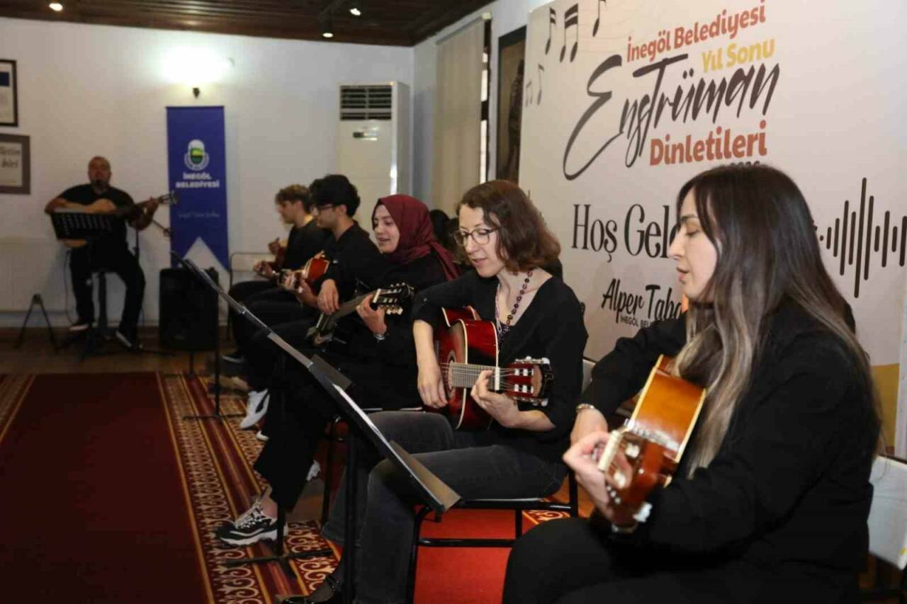 İnegöl Belediyesi’nin gitar kursu kursiyerleri sertifikalarını aldı 3 inegol belediyesinin gitar kursu kursiyerleri sertifikalarini aldi aaa3258cba63