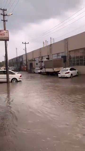 Bursa’nın İnegöl ilçesinde aniden bastıran ceviz büyüklüğündeki dolu ve sağanak