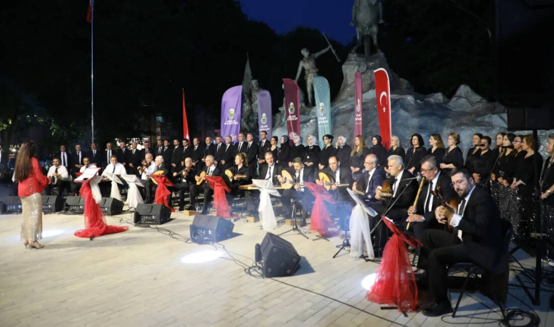 İnegöl Belediyesi TSM Korosundan unutulmaz konser İnegöl Belediyesi Türk Sanat Müziği Korosu, Heykel Meydanı'nda gerçekleştirdiği konserle