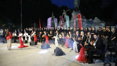İnegöl Belediyesi Türk Sanat Müziği Korosu, Heykel Meydanı'nda gerçekleştirdiği konserle