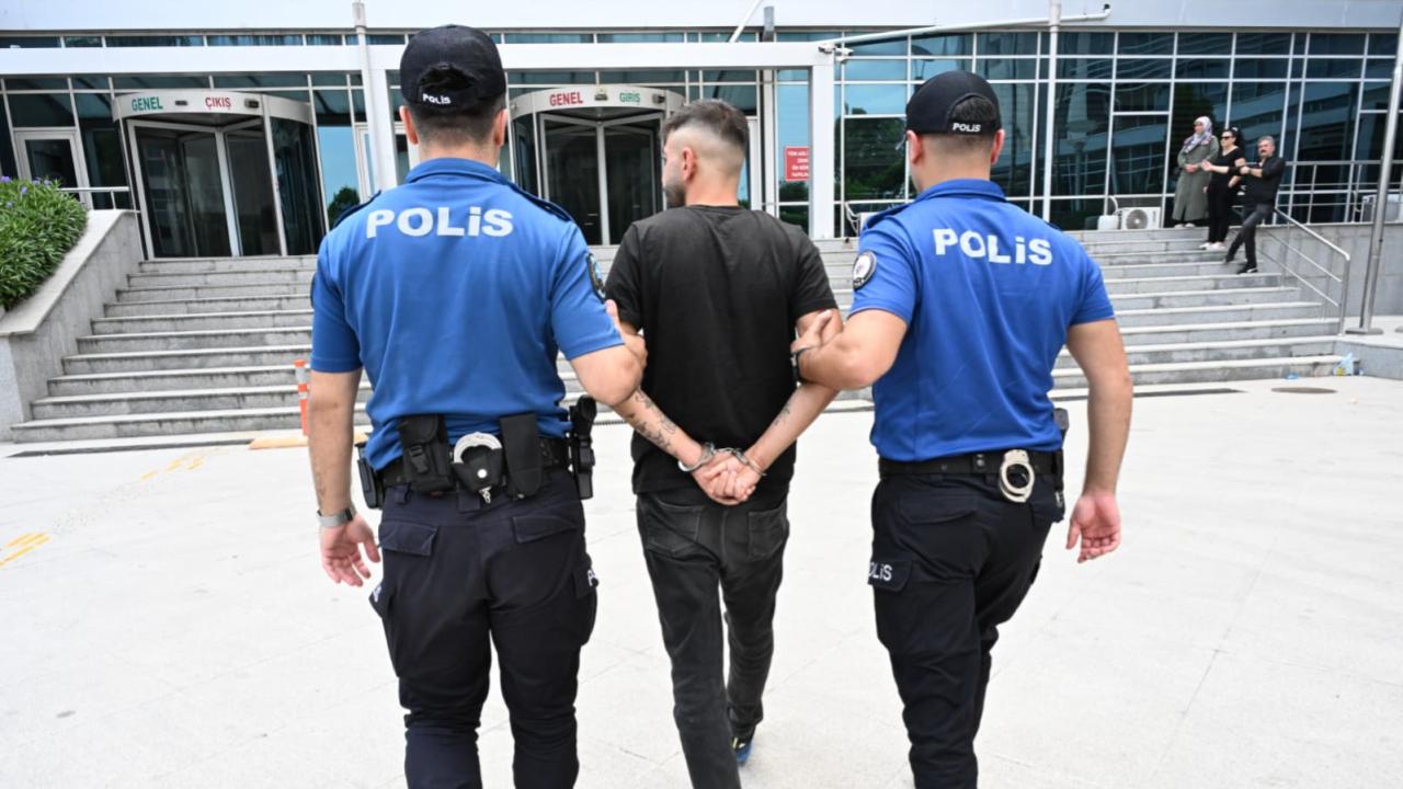 Interpol tarafından aranan firari Türkiye'de yakalandı 1 interpol tarafindan aranan firari turkiyede yakalandi e11d56cf1f85