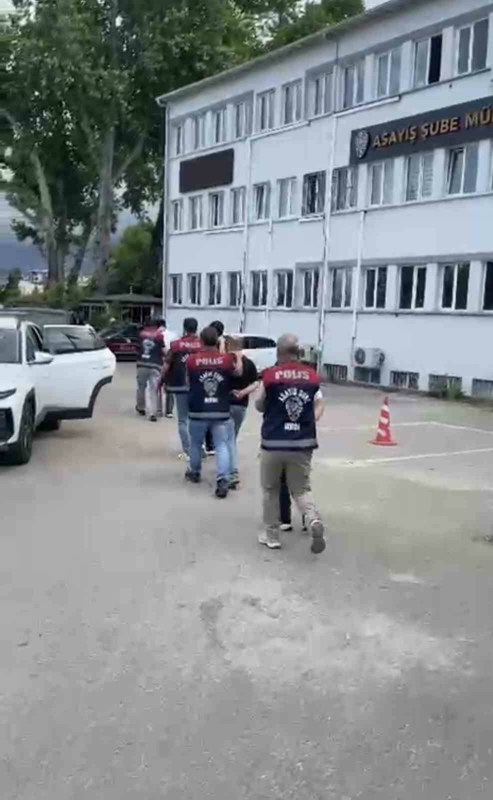 is ve burs vaadiyle hesap avina cikan sebekeye film gibi operasyon polis ikinci kisi rolune girip cokertti 0854c85afcf6
