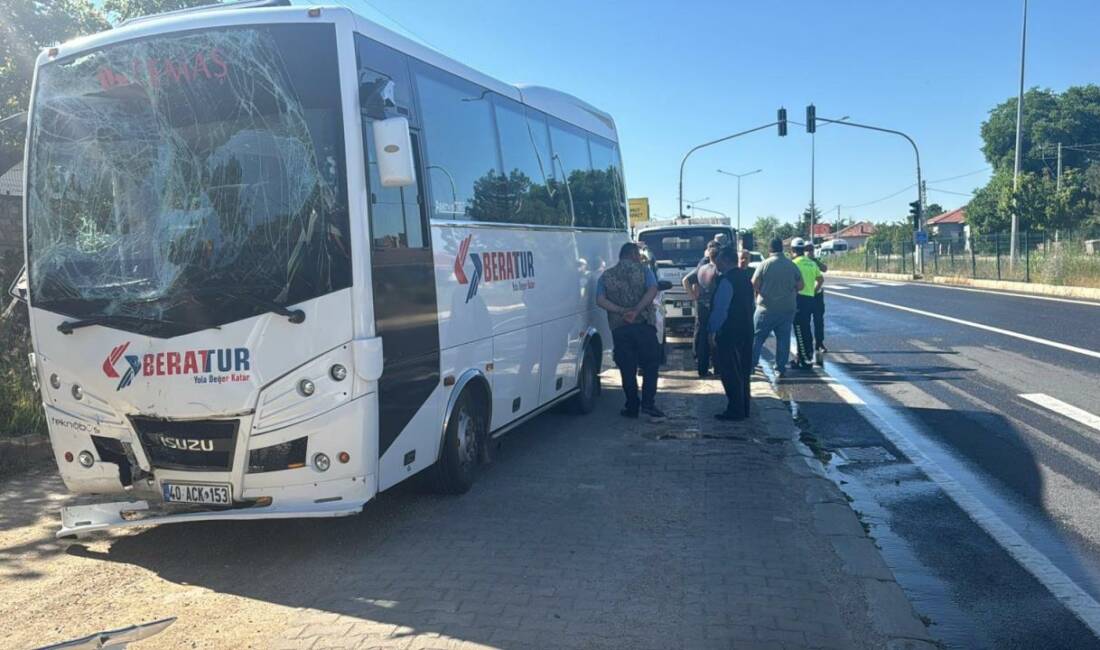 İşçi servisleri çarpıştı: 42 yaralı Kırşehir'de iki işçi servisinin karıştığı kazada 42 kişi yaralandı.