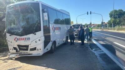 Kırşehir'de iki işçi servisinin karıştığı kazada 42 kişi yaralandı.