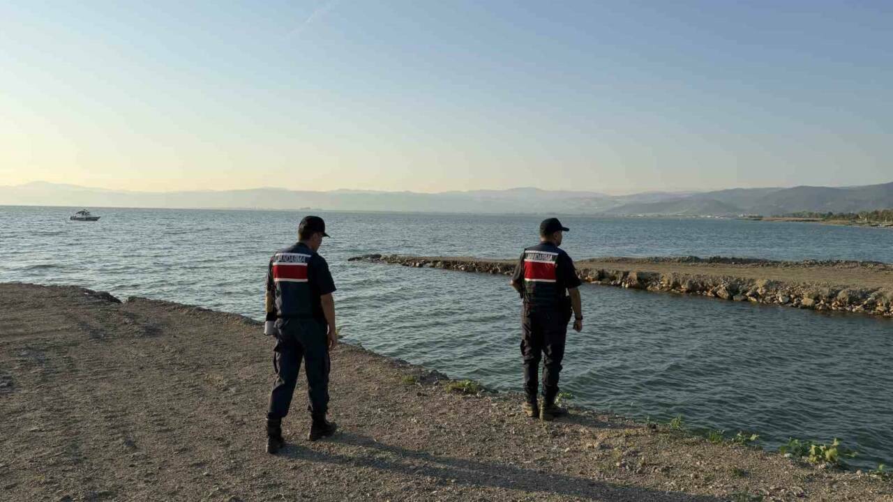Bursa'da bir babanın acı ölümü! Oğlu kurtuldu ama... 1 iznik golunde akintiya kapilan emekli polis hayatini kaybetti oglu kurtarildi add745235d8b