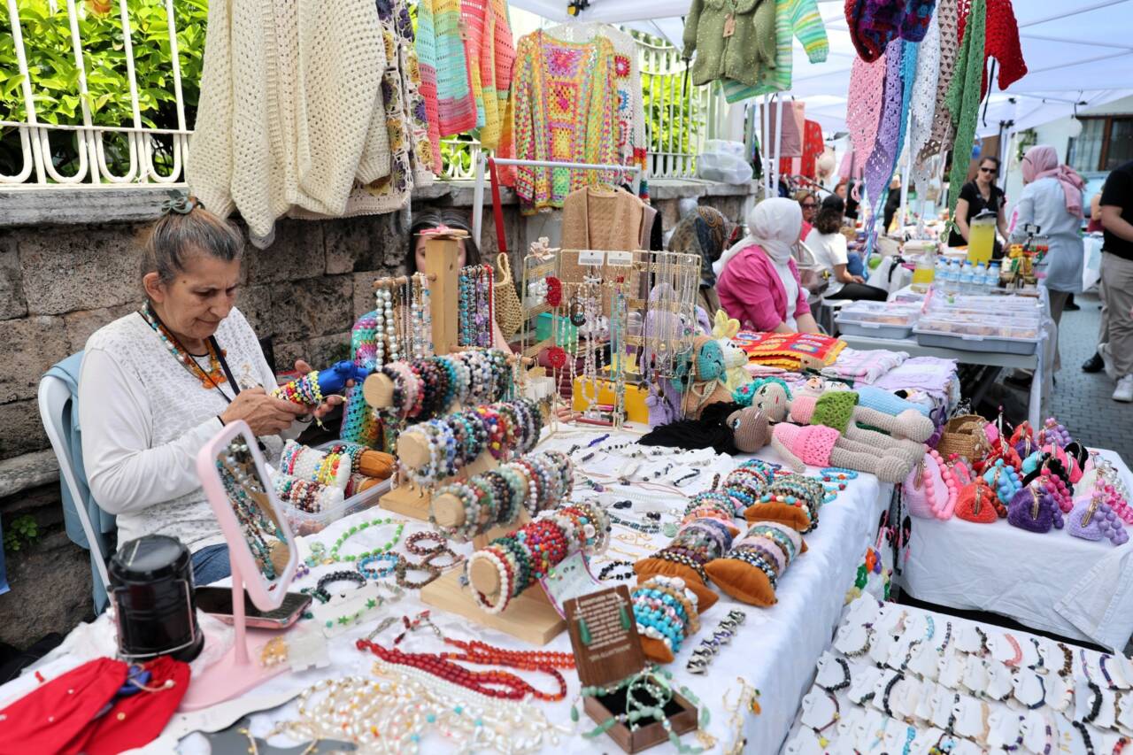 Bursa’da el emeği ekonomiye dönüşüyor 8 Bursa’da el emeği ekonomiye dönüşüyor