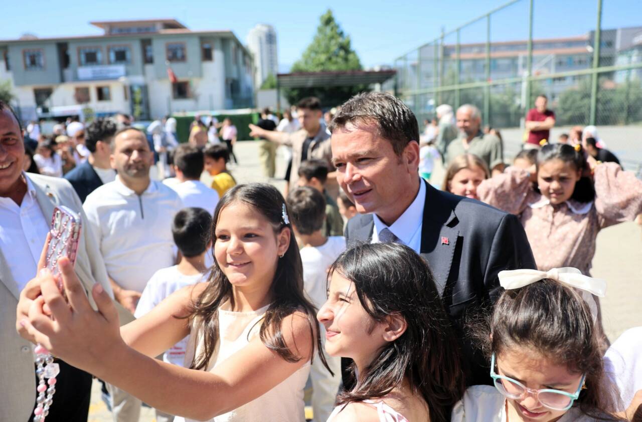 Başkan Erkan Aydın Öğrencilere Karnelerini Verdi (Görüntülü)