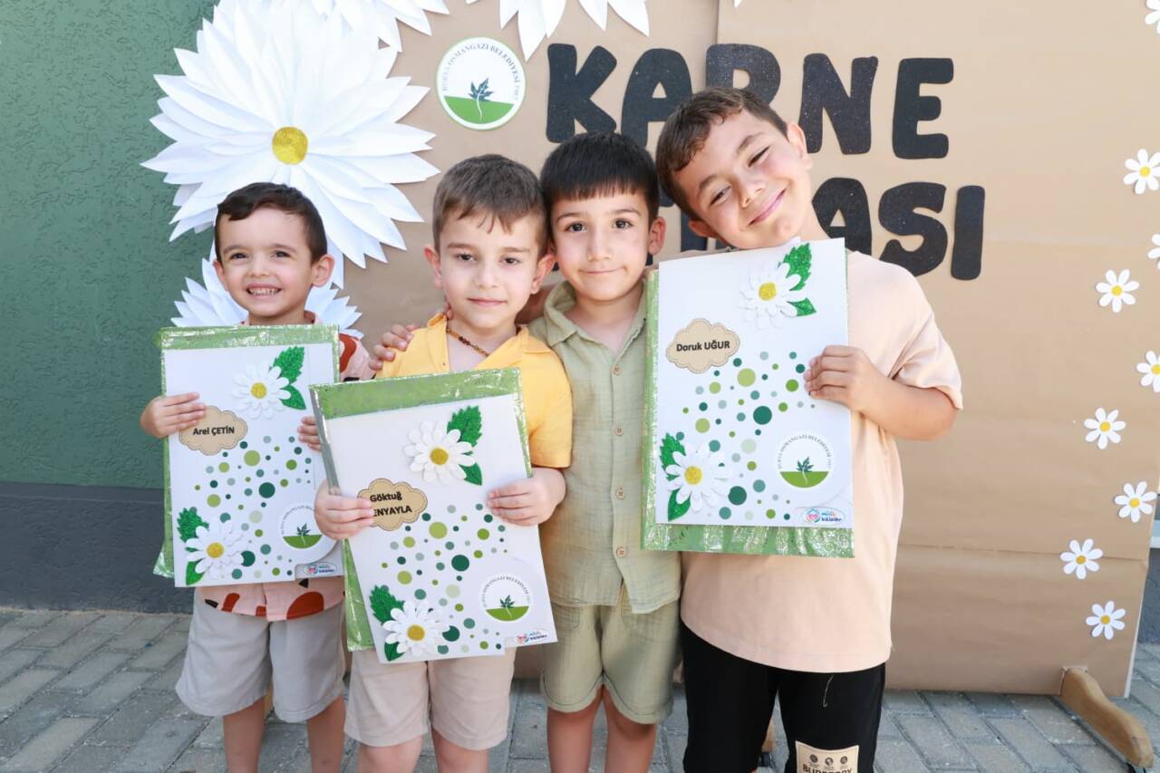 Başkan Erkan Aydın Öğrencilere Karnelerini Verdi (Görüntülü)