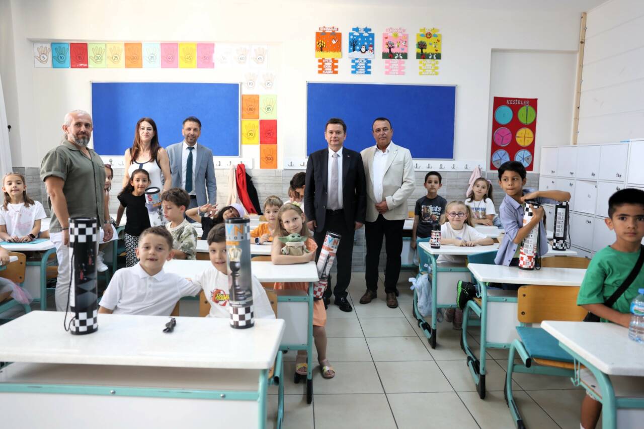 Başkan Erkan Aydın Öğrencilere Karnelerini Verdi (Görüntülü)