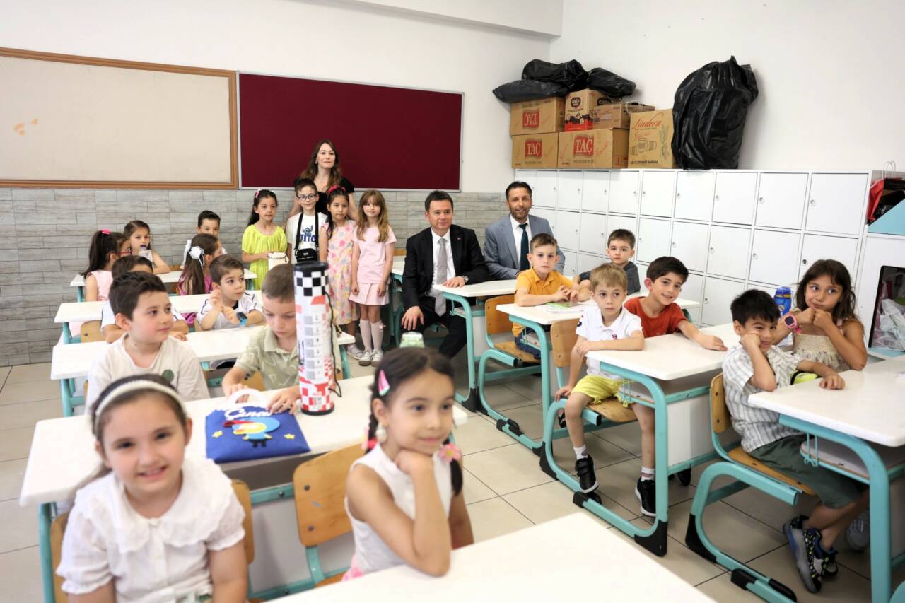 Başkan Erkan Aydın Öğrencilere Karnelerini Verdi (Görüntülü)