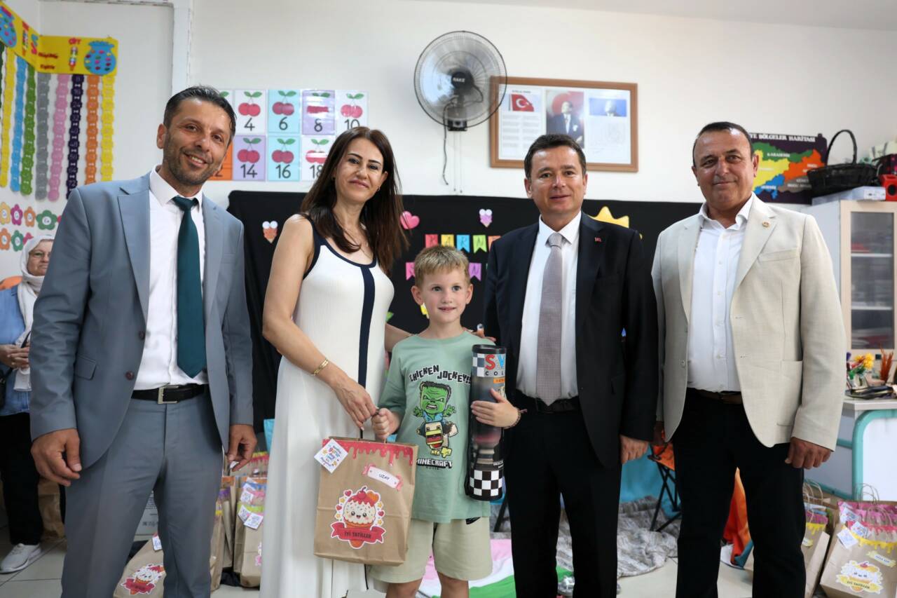 Başkan Erkan Aydın Öğrencilere Karnelerini Verdi (Görüntülü)